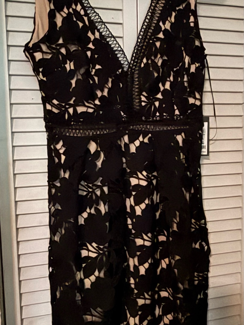 NWT Romeo & Juliet Couture BlK Floral Lace V-Neck Dress with Nude Lining (L)